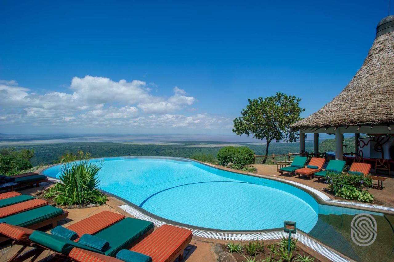 Situated on the edge of the Mto Wa Mbu escarpment, Lake Manyara Serena Safari Lodge offers breathtaking panoramic views of Lake Manyara. The lodge is strategically located on the northern tip of Lake Manyara National Park, providing easy access to the park itself,